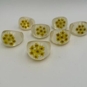 Set of 7 Vtg Clear Lucite Napkin Rings W/ Yellow Miniature Dried Flowers
